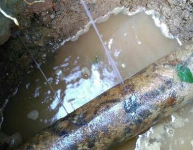 汶川楼顶渗水维修公司分享下地暖漏水的原因及检测方法。